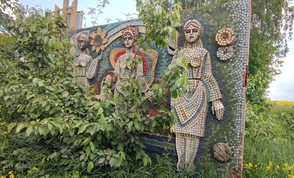 Дорожня стела Три Сестри