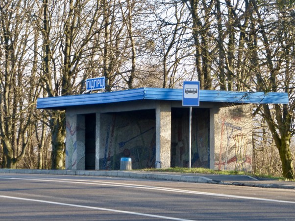 Автобусна зупинка у Підгірцях