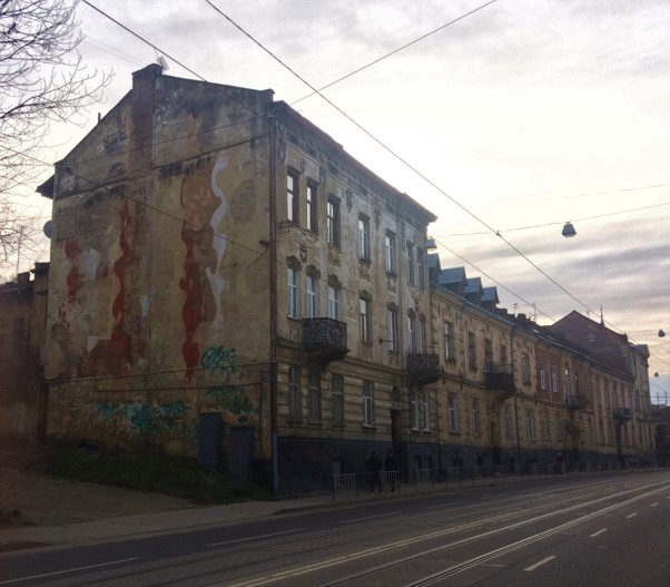 Сграффіто на фасаді житлового будинку на вул. Б. Хмельницького, 68