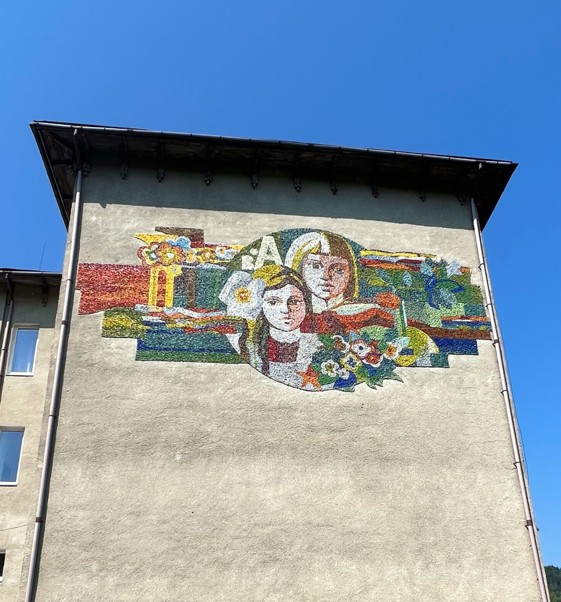 Мозаїка на будівлі школи